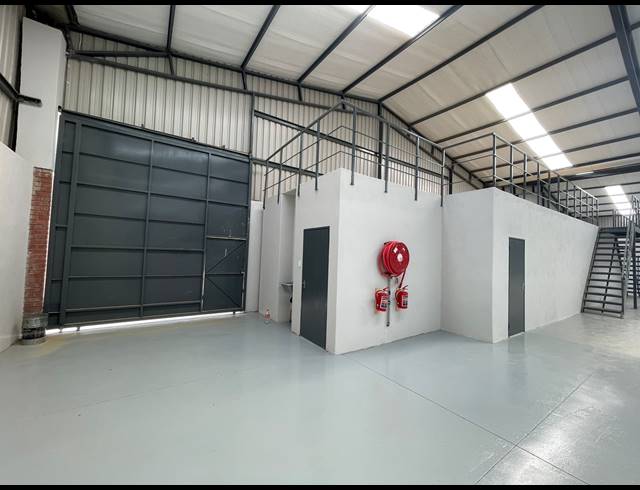 1,214M² WAREHOUSE TO LET IN COSMO BUSINESS PARK